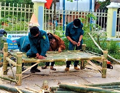 Chiến sĩ “sao vuông” làm giường tre 